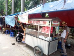 Halo guys kalian suka jajanan kampung serabi ? pasti kamu sudah banyak menjumpai dibeberapa tempat-tempat kuliner terkenal. Ya ada banyak macam serabi yang bisa kita jumpai